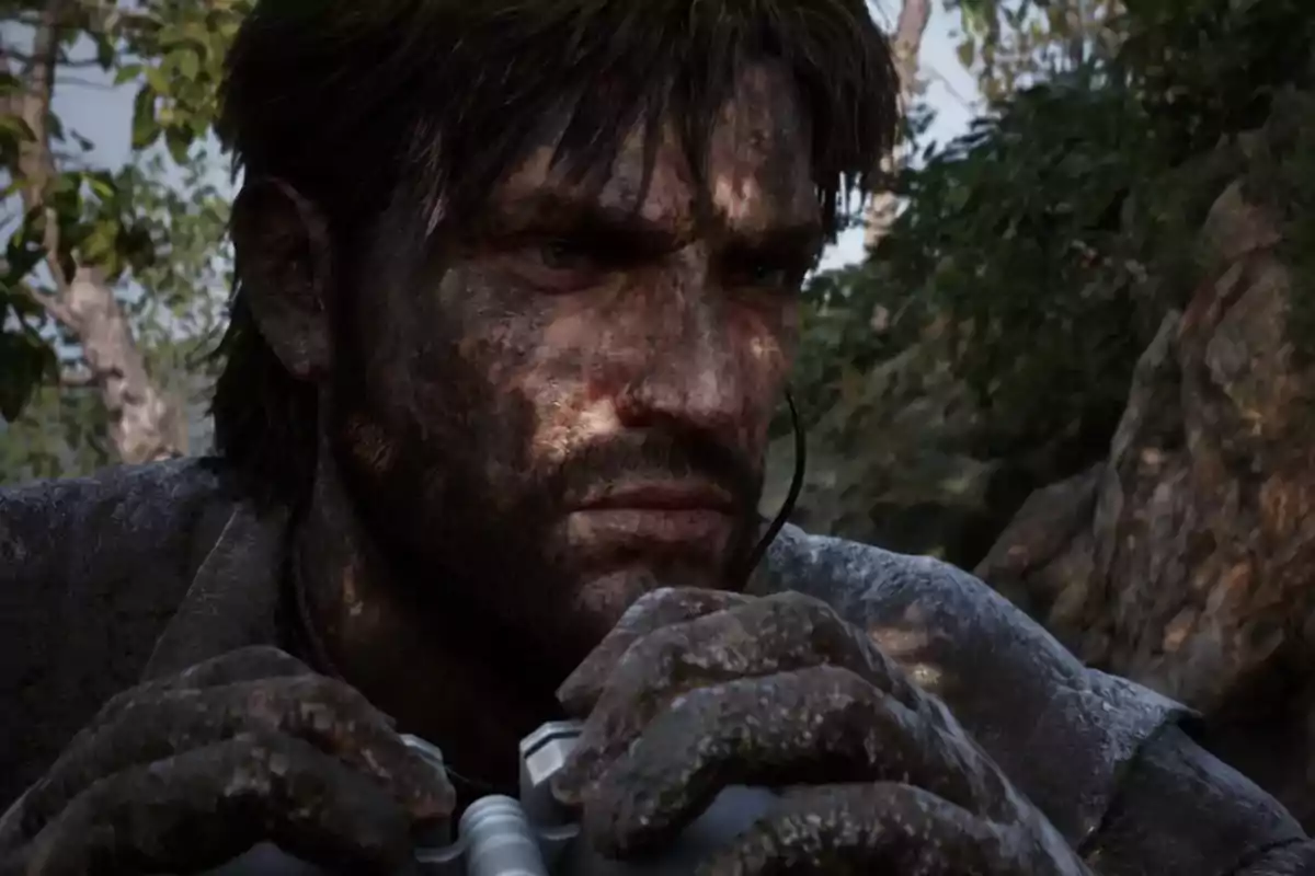 Hombre con el rostro y manos llenos de barro sosteniendo unos binoculares en un entorno selvático Hombre con el rostro y manos llenos de barro sosteniendo unos binoculares en un entorno selvático