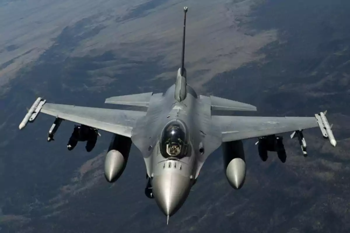 Avión de combate volando sobre un paisaje montañoso visto desde arriba