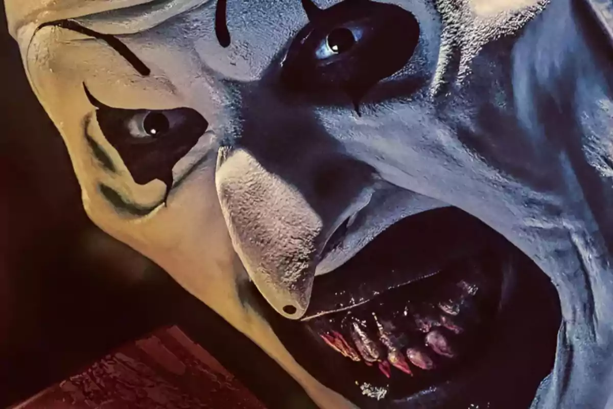 Payaso con maquillaje blanco y negro mostrando una expresión aterradora y dientes afilados Payaso con maquillaje blanco y negro mostrando una expresión aterradora y dientes afilados