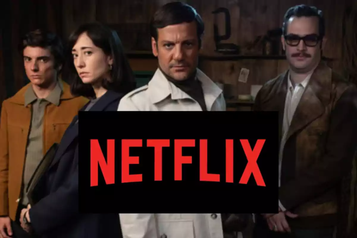 Cuatro personas con ropa de estilo retro posan en un ambiente interior con el logo de Netflix en el centro de la imagen.