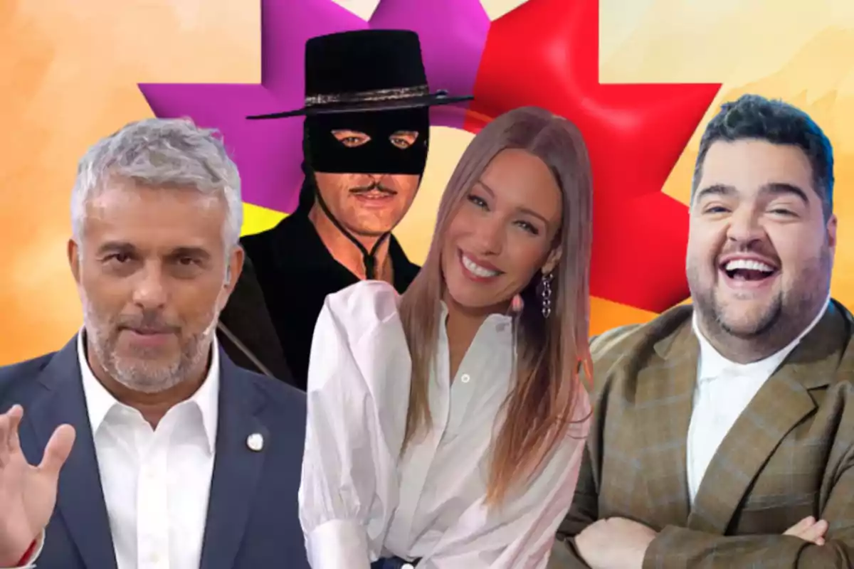 Cuatro personas posan frente a un fondo colorido con estrellas, una de ellas lleva un disfraz de Zorro y las otras tres sonríen elegantemente vestidas.