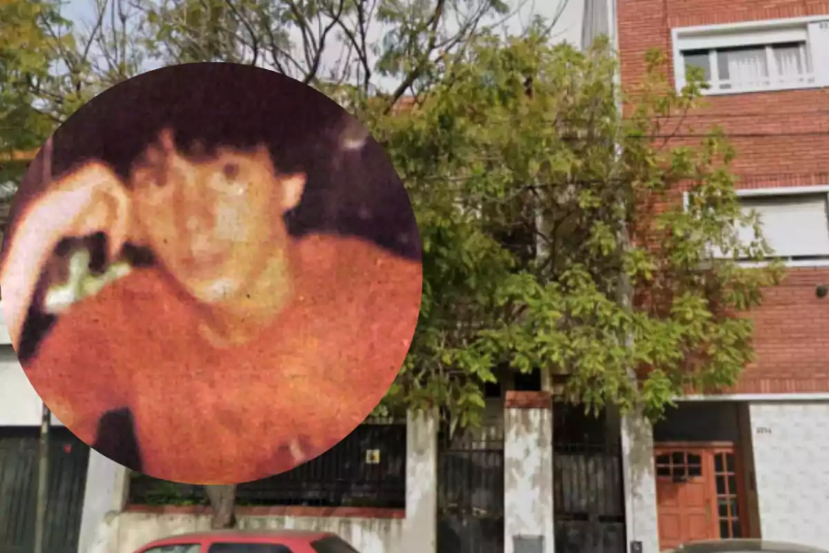 Fotografía de un joven con camiseta naranja en primer plano sobre una imagen de un edificio de ladrillos y árboles en la calle