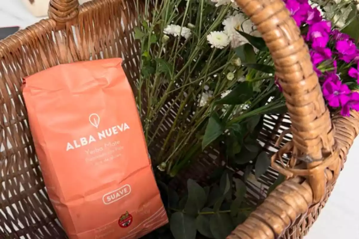 Bolsa de yerba mate Alba Nueva junto a un ramo de flores dentro de una canasta de mimbre Bolsa de yerba mate Alba Nueva junto a un ramo de flores dentro de una canasta de mimbre