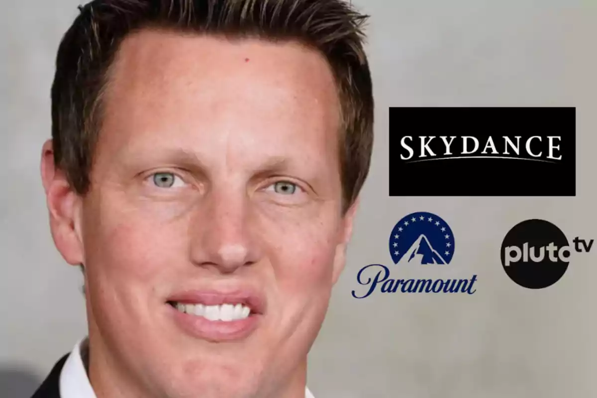 Hombre de cabello corto y ojos claros con logotipos de Skydance, Paramount y Pluto TV a su lado