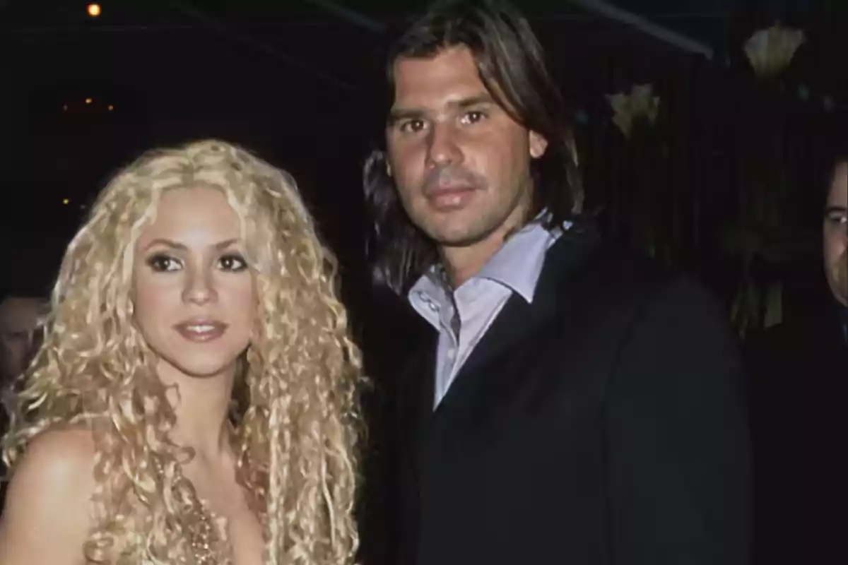 Una mujer de cabello rubio rizado y un hombre de cabello largo y oscuro posan juntos en un evento elegante Una mujer de cabello rubio rizado y un hombre de cabello largo y oscuro posan juntos en un evento elegante