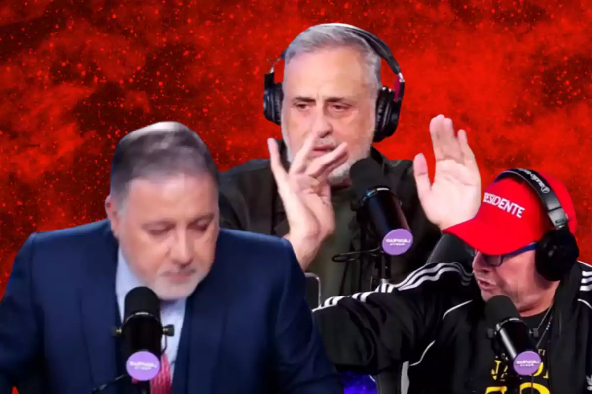 Tres hombres con micrófonos y audífonos participan en una transmisión frente a un fondo rojo intenso