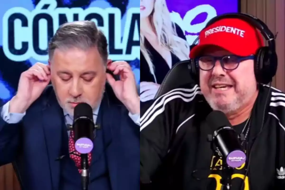 Dos hombres participando en un programa de radio o pódcast, uno con traje y el otro con gorra roja y ropa deportiva, ambos usando audífonos y micrófonos frente a ellos