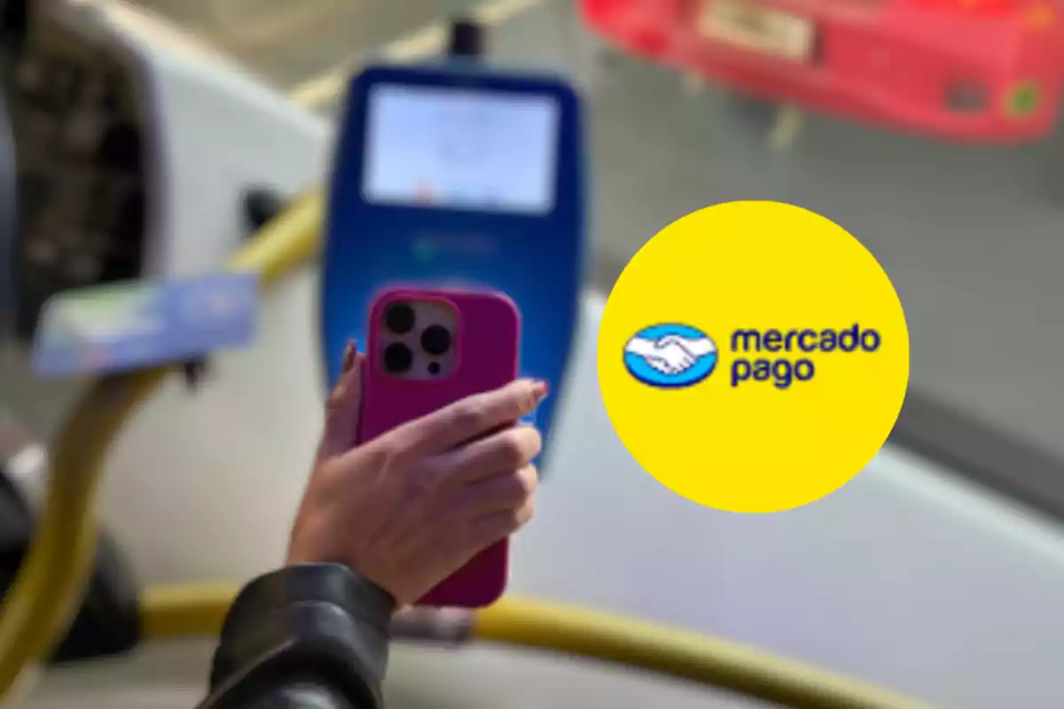 Person holding a cellphone in front of a payment terminal with the Mercado Pago logo on a yellow background
