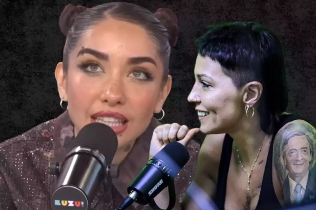 Dos mujeres conversando frente a micrófonos en un estudio de grabación, una de ellas tiene un tatuaje de un hombre en el brazo y ambas lucen peinados modernos