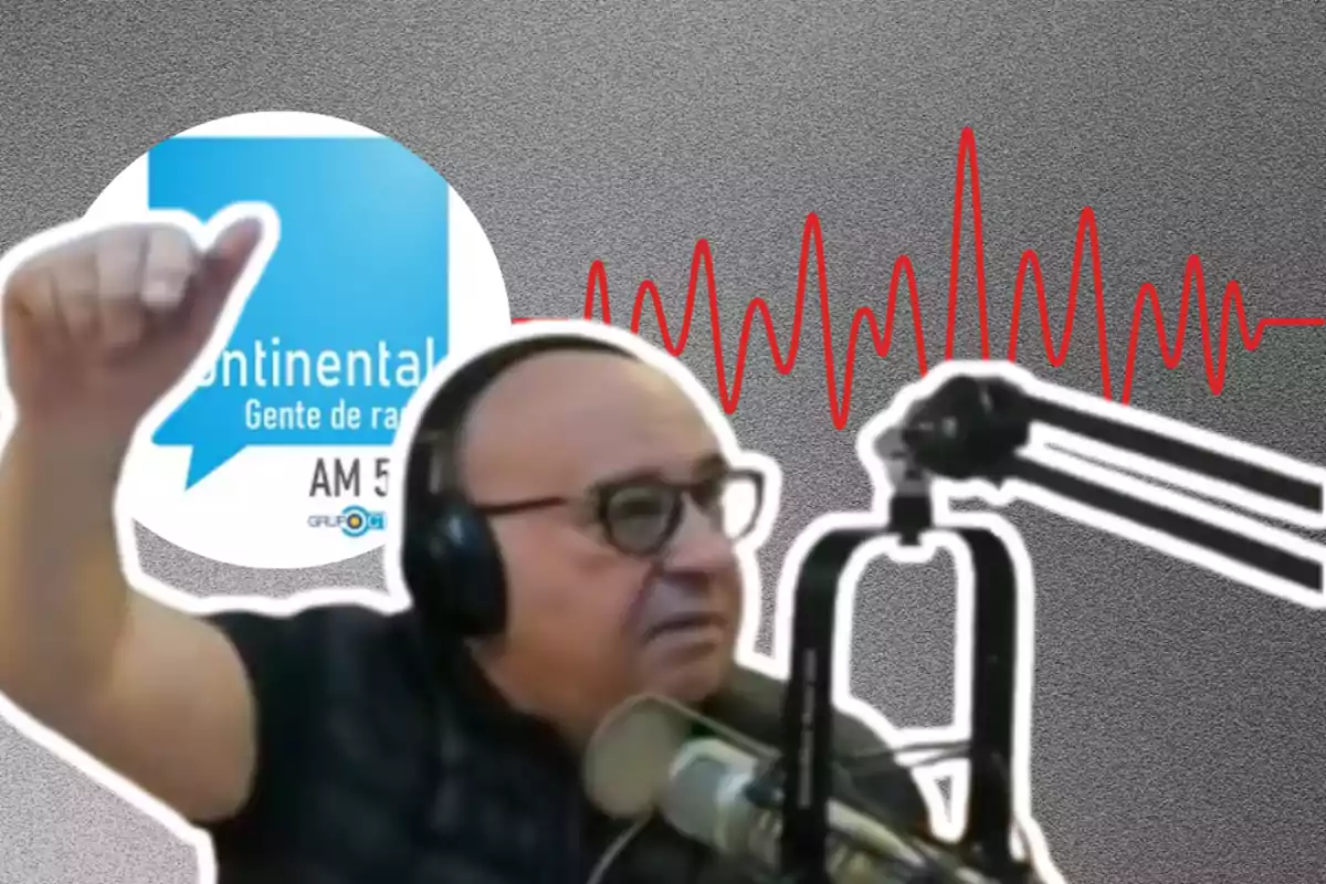 Hombre calvo con gafas y auriculares hablando frente a un micrófono de radio con fondo de logotipo de radio y una onda de sonido roja