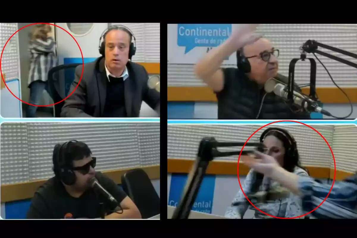 Cuatro personas en un estudio de radio durante una transmisión en vivo, dos de ellas parecen estar discutiendo y una mujer se retira del lugar mientras otra persona hace un gesto con la mano Cuatro personas en un estudio de radio durante una transmisión en vivo, dos de ellas parecen estar discutiendo y una mujer se retira del lugar mientras otra persona hace un gesto con la mano