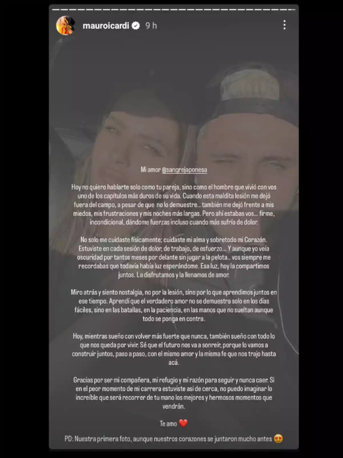 Selfie de una pareja dentro de un auto con un mensaje emotivo superpuesto donde una persona agradece a su pareja por el apoyo incondicional durante una etapa difícil marcada por una lesión, expresando amor, gratitud y esperanza por el futuro juntos Selfie de una pareja dentro de un auto con un mensaje emotivo superpuesto donde una persona agradece a su pareja por el apoyo incondicional durante una etapa difícil marcada por una lesión, expresando amor, gratitud y esperanza por el futuro juntos