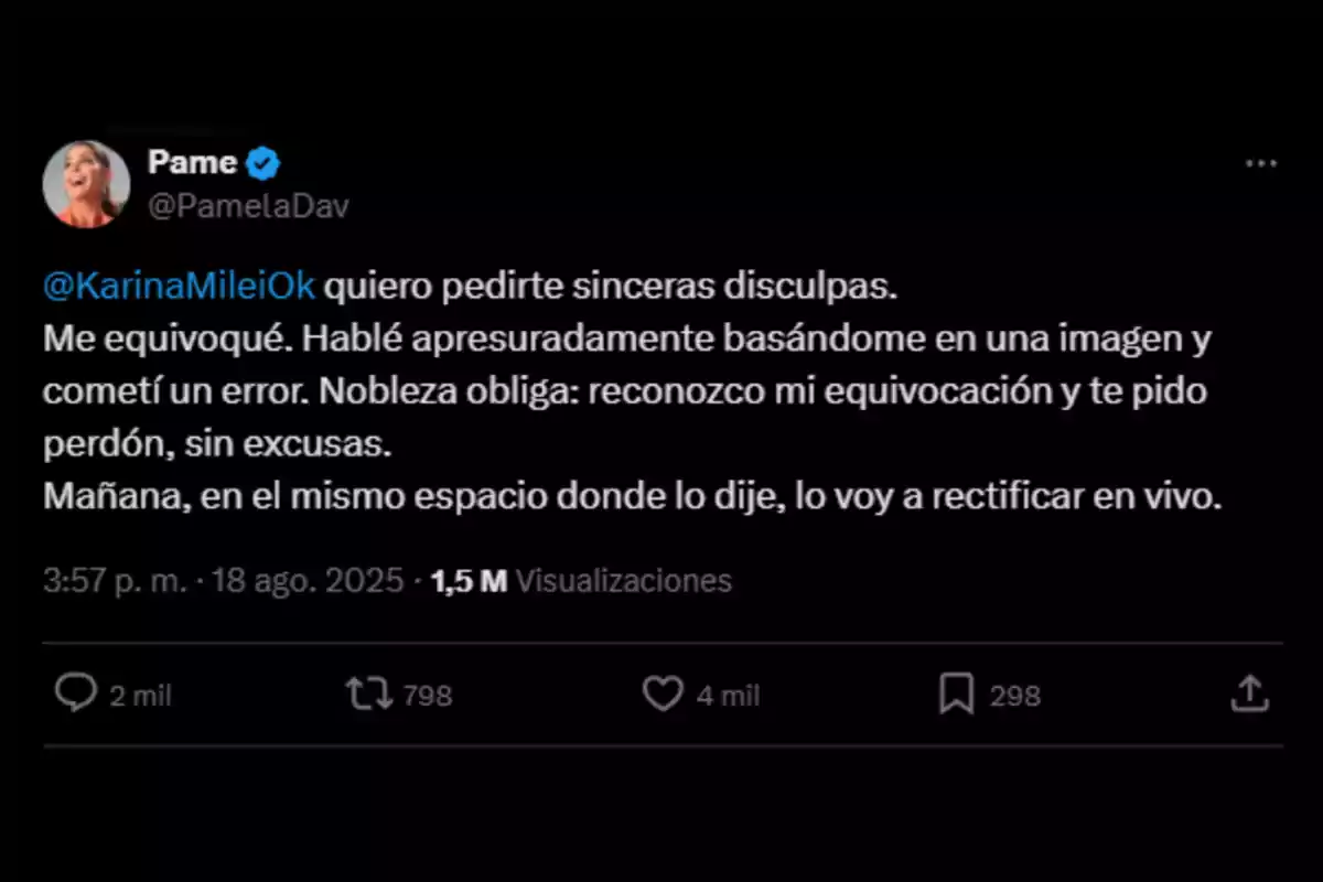 Publicación en Twitter donde una usuaria llamada Pame se disculpa públicamente con Karina Milei por un error cometido al hablar apresuradamente y promete rectificarlo en vivo al día siguiente Publicación en Twitter donde una usuaria llamada Pame se disculpa públicamente con Karina Milei por un error cometido al hablar apresuradamente y promete rectificarlo en vivo al día siguiente