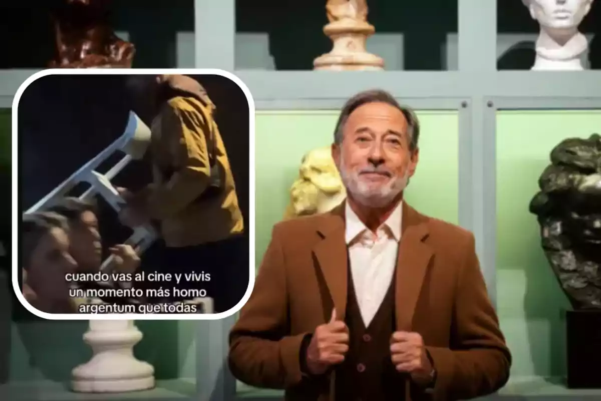 An older man with a beard and a brown jacket smiles in front of a background of sculptures, while in the upper left corner there is a box with a movie scene and a humorous text in Spanish.