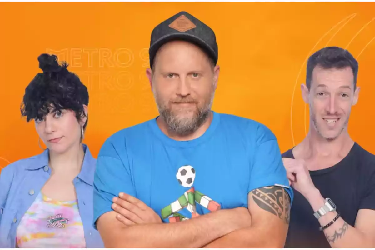 Tres personas posan frente a un fondo naranja, la persona del centro lleva una gorra y camiseta azul, la persona a la izquierda tiene el cabello rizado y viste una camisa celeste, y la persona a la derecha lleva una camiseta negra y sonríe. Tres personas posan frente a un fondo naranja, la persona del centro lleva una gorra y camiseta azul, la persona a la izquierda tiene el cabello rizado y viste una camisa celeste, y la persona a la derecha lleva una camiseta negra y sonríe.