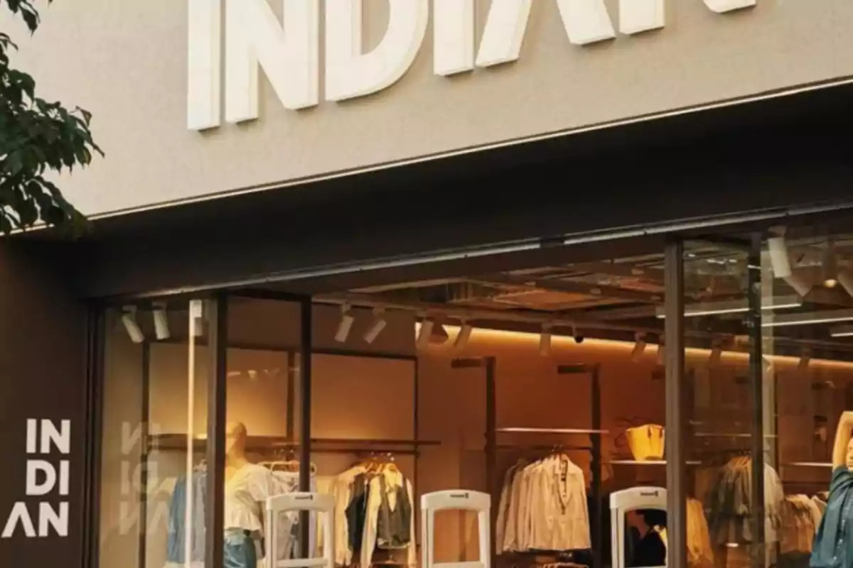 Storefront of a clothing shop with the sign INDIVIDUAL and mannequins displaying garments inside