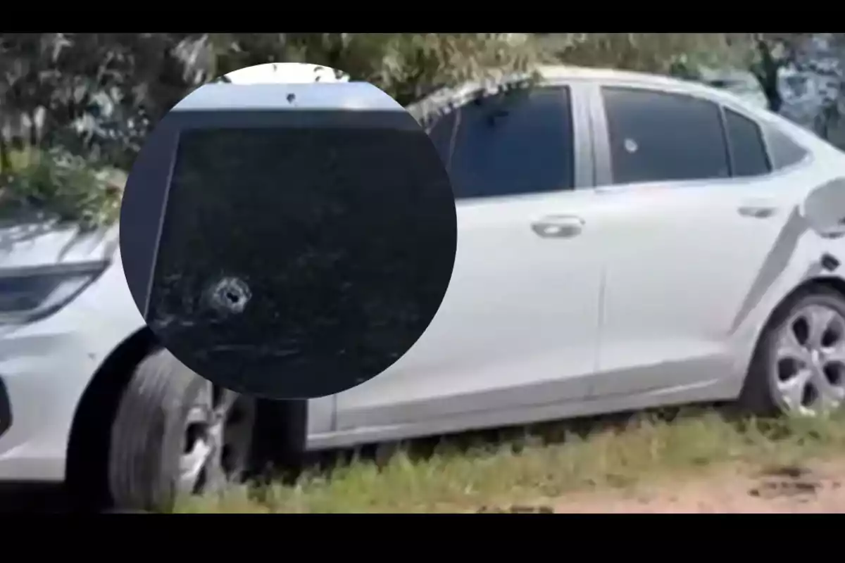 Auto blanco con daños visibles en la carrocería y una ventana con un impacto de bala destacado en un círculo ampliado Auto blanco con daños visibles en la carrocería y una ventana con un impacto de bala destacado en un círculo ampliado