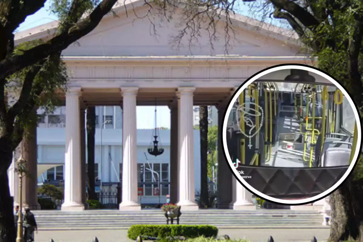 Edificio con columnas blancas al fondo de una plaza y un círculo ampliado que muestra el interior de un autobús con asientos y pasamanos amarillos