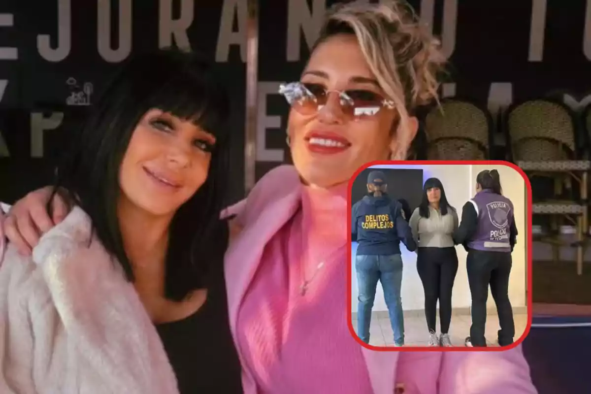 Dos mujeres posan sonrientes mientras que en una esquina de la imagen aparece un recuadro mostrando a una de ellas siendo escoltada por dos agentes de policía