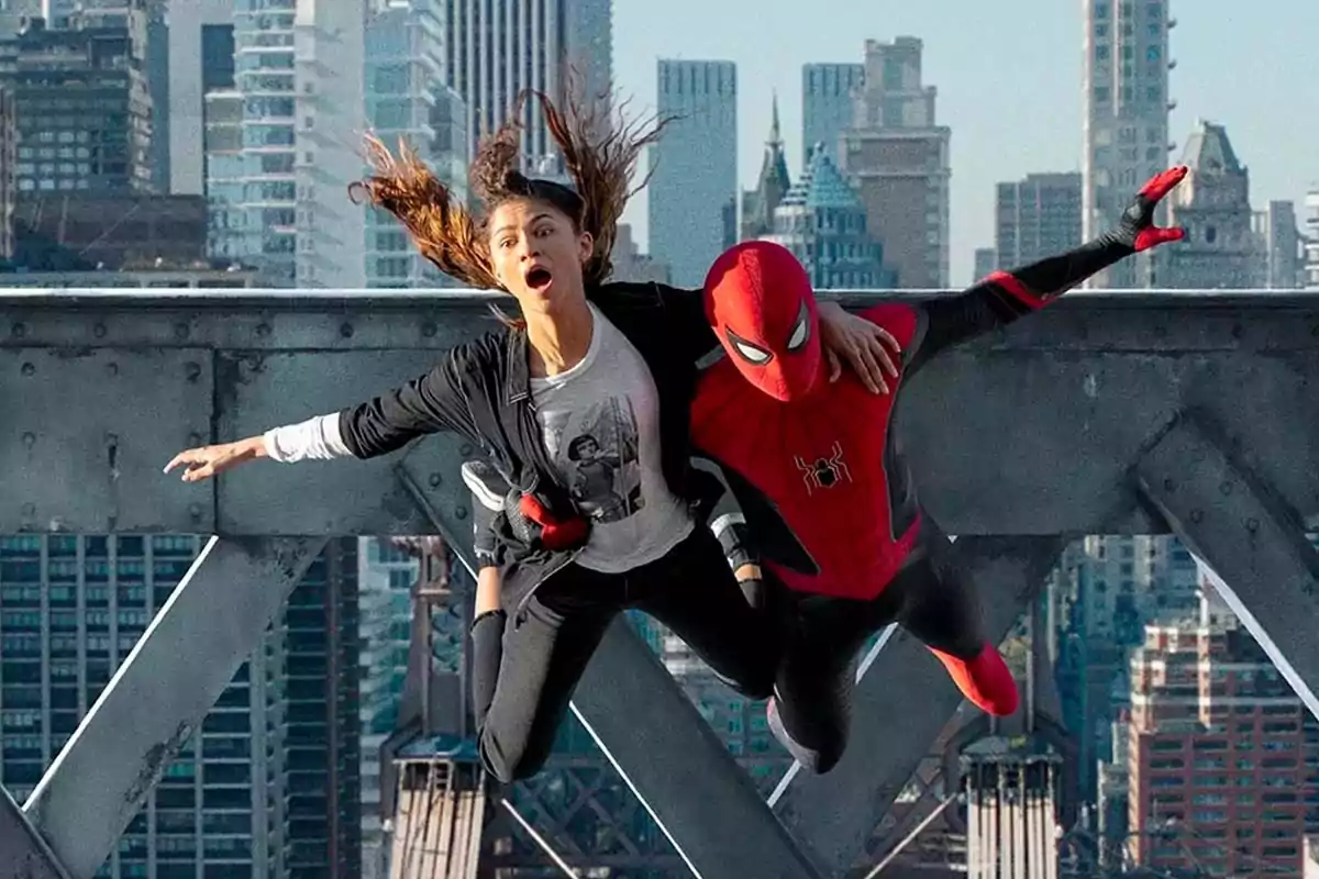 Una joven y Spider-Man saltan juntos por la ciudad sobre una estructura metálica con rascacielos de fondo Una joven y Spider-Man saltan juntos por la ciudad sobre una estructura metálica con rascacielos de fondo