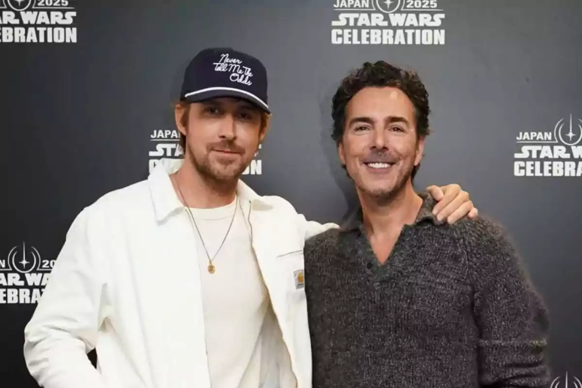 Dos hombres posan juntos sonriendo frente a un fondo promocional de Star Wars Celebration Japan 2025 Dos hombres posan juntos sonriendo frente a un fondo promocional de Star Wars Celebration Japan 2025