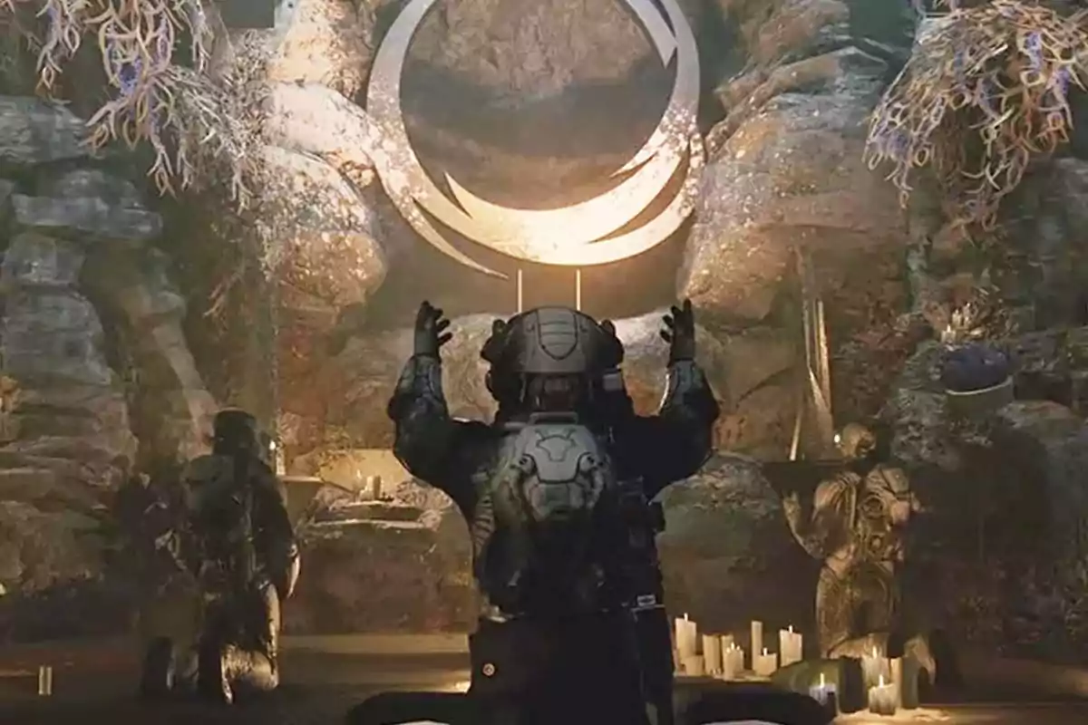 Tres personas con trajes espaciales se arrodillan y levantan los brazos frente a un símbolo luminoso en una cueva rodeada de velas Tres personas con trajes espaciales se arrodillan y levantan los brazos frente a un símbolo luminoso en una cueva rodeada de velas