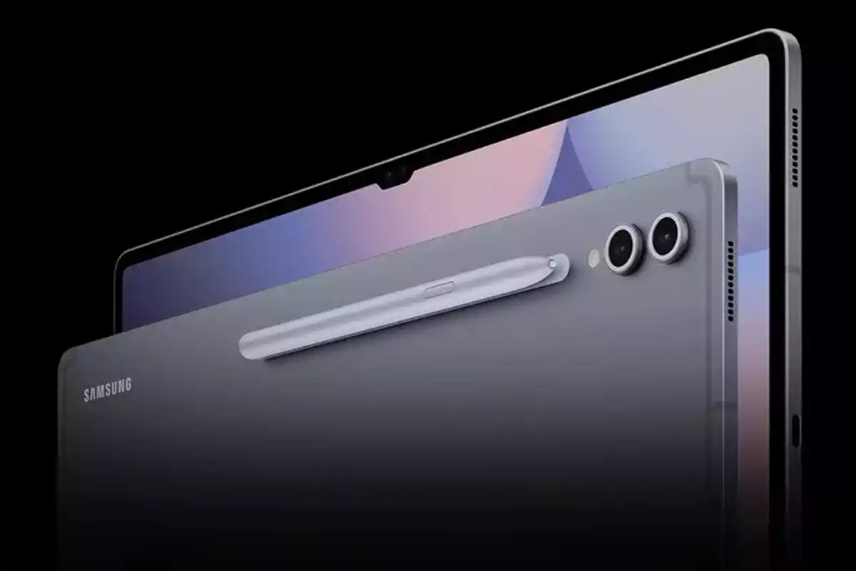 Dos tabletas Samsung de color gris oscuro, una mostrando la pantalla y la otra la parte trasera con un lápiz óptico y dos cámaras Dos tabletas Samsung de color gris oscuro, una mostrando la pantalla y la otra la parte trasera con un lápiz óptico y dos cámaras