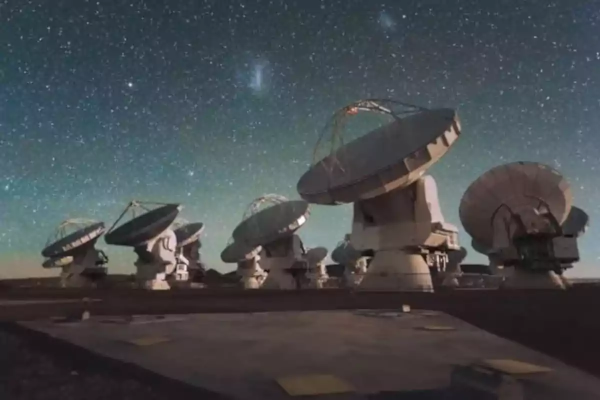Varios radiotelescopios apuntando al cielo estrellado en una noche despejada Varios radiotelescopios apuntando al cielo estrellado en una noche despejada
