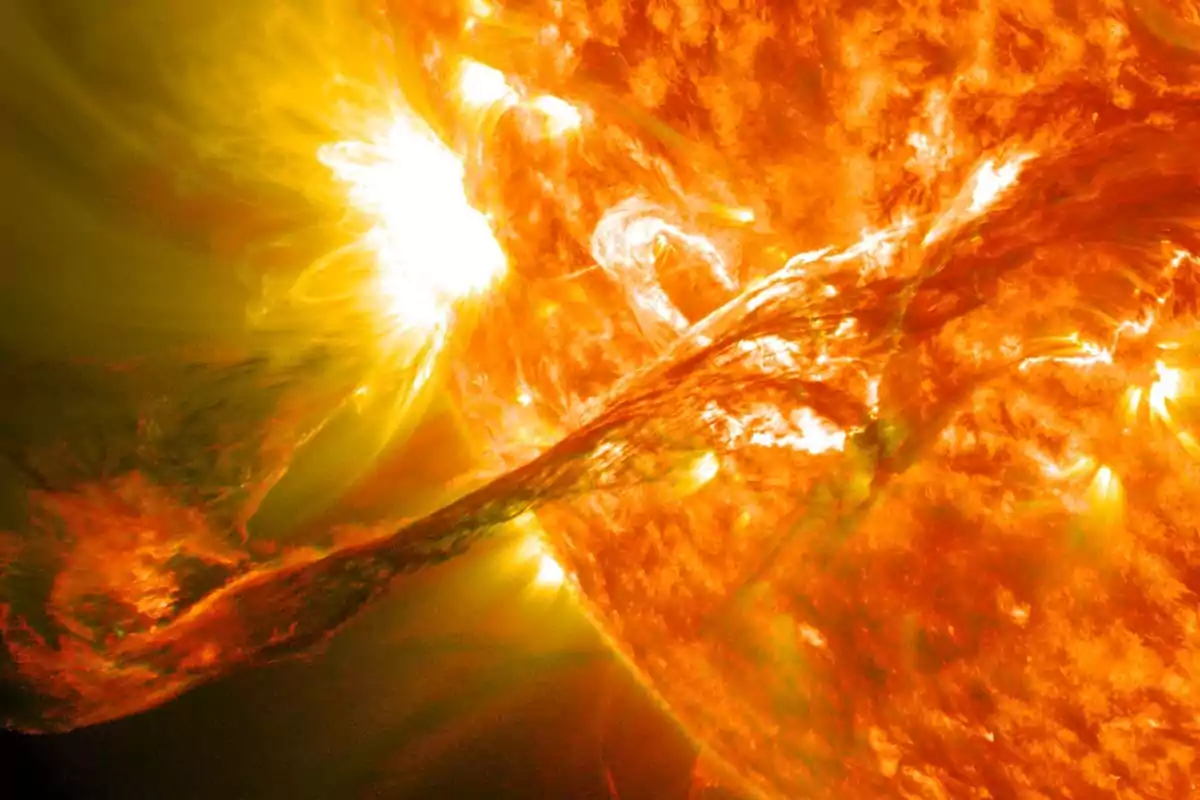 Explosión solar con eyección de masa coronal y destellos brillantes en la superficie del Sol Explosión solar con eyección de masa coronal y destellos brillantes en la superficie del Sol