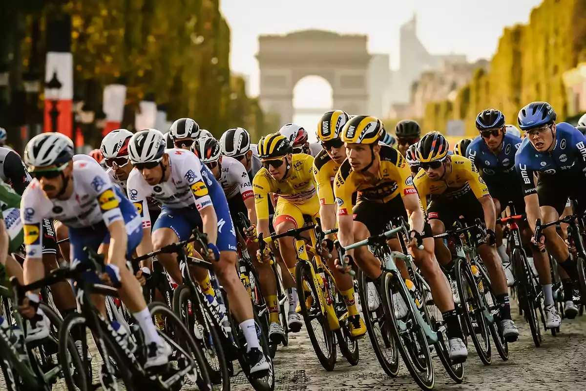 Cyclists competing in a race in Paris with the Arc de Triomphe in the background