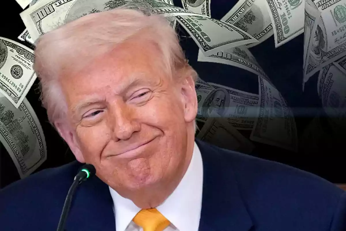 Hombre de cabello rubio con expresión sonriente al frente de varios billetes de cien dólares flotando en el fondo