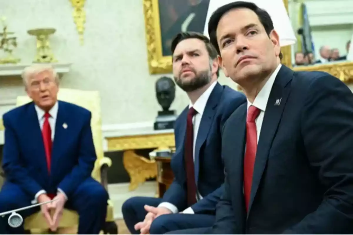 Tres hombres con traje y corbata sentados en una oficina elegante con decoración dorada y un busto negro al fondo Tres hombres con traje y corbata sentados en una oficina elegante con decoración dorada y un busto negro al fondo