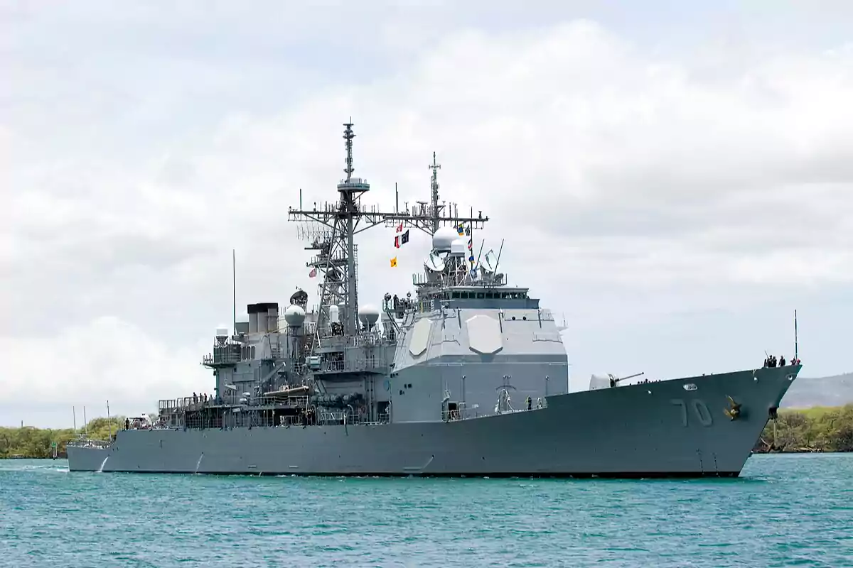 Buque de guerra gris navegando en el mar con el número 70 visible en la proa y varias antenas y radares en la parte superior Buque de guerra gris navegando en el mar con el número 70 visible en la proa y varias antenas y radares en la parte superior