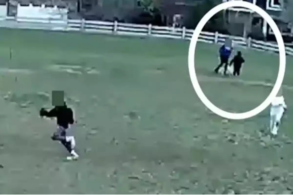 Persona corriendo en un campo mientras al fondo, dentro de un círculo blanco, dos personas interactúan cerca de una cerca blanca. Persona corriendo en un campo mientras al fondo, dentro de un círculo blanco, dos personas interactúan cerca de una cerca blanca.