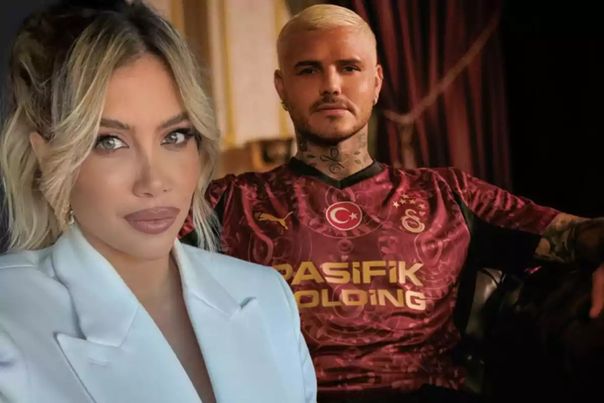 Una mujer rubia con saco blanco está en primer plano mientras un hombre con camiseta de fútbol roja y tatuajes en el cuello está sentado al fondo