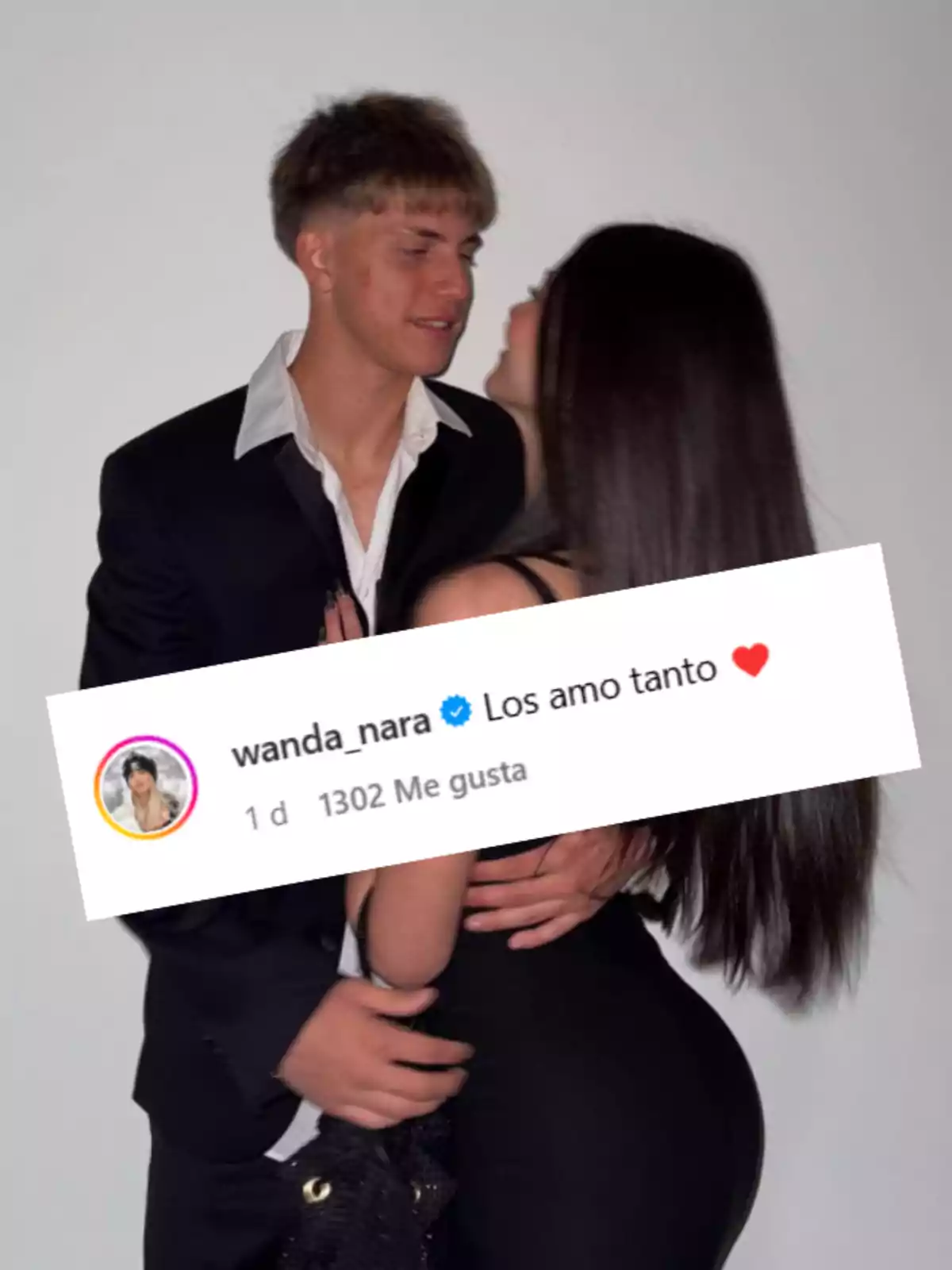 Un joven y una joven vestidos de manera elegante se miran y sonríen mientras se abrazan, con un comentario de Instagram superpuesto que dice Los amo tanto acompañado de un corazón rojo. Un joven y una joven vestidos de manera elegante se miran y sonríen mientras se abrazan, con un comentario de Instagram superpuesto que dice Los amo tanto acompañado de un corazón rojo.