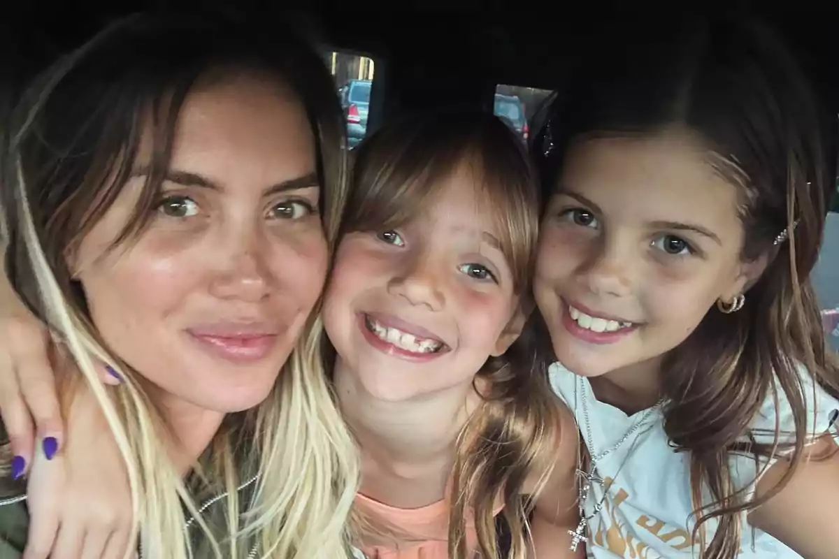 Tres personas sonríen y posan juntas para una selfie dentro de un auto Tres personas sonríen y posan juntas para una selfie dentro de un auto