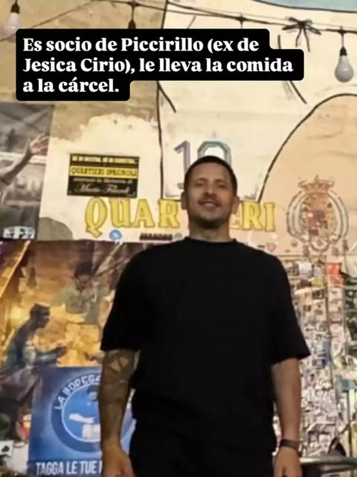 Hombre de pie frente a una pared decorada con carteles y grafitis, con un texto en la parte superior que menciona su relación con Piccirillo y la entrega de comida en la cárcel Hombre de pie frente a una pared decorada con carteles y grafitis, con un texto en la parte superior que menciona su relación con Piccirillo y la entrega de comida en la cárcel
