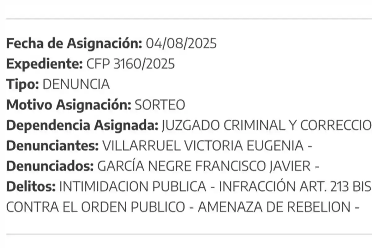 Captura de pantalla de un documento judicial que muestra información sobre una denuncia, incluyendo fecha de asignación, número de expediente, tipo de caso, motivo, dependencia asignada, nombres de denunciante y denunciado, y los delitos imputados Captura de pantalla de un documento judicial que muestra información sobre una denuncia, incluyendo fecha de asignación, número de expediente, tipo de caso, motivo, dependencia asignada, nombres de denunciante y denunciado, y los delitos imputados