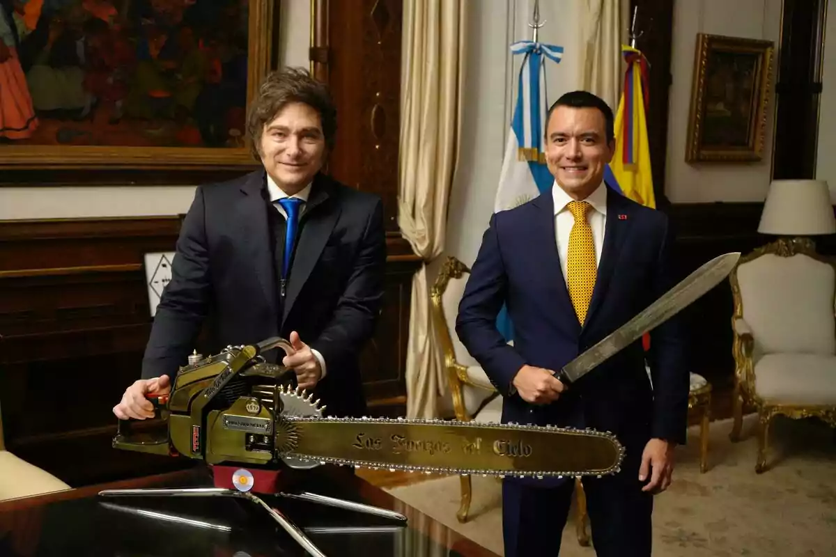 Two men in suits pose in an elegant office; one holds a golden chainsaw and the other a machete. In the background, there are flags and antique furniture.