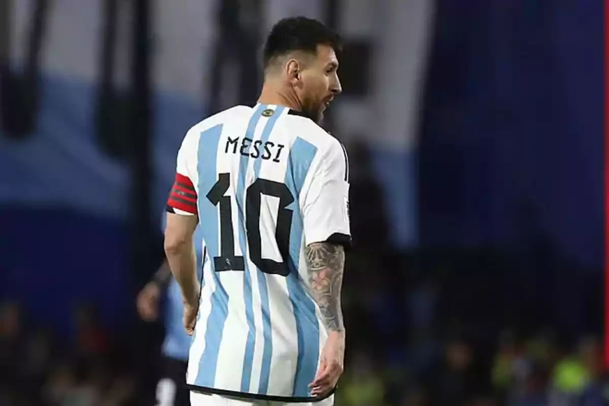 Futbolista con la camiseta número 10 de Argentina y brazalete de capitán en el brazo izquierdo durante un partido