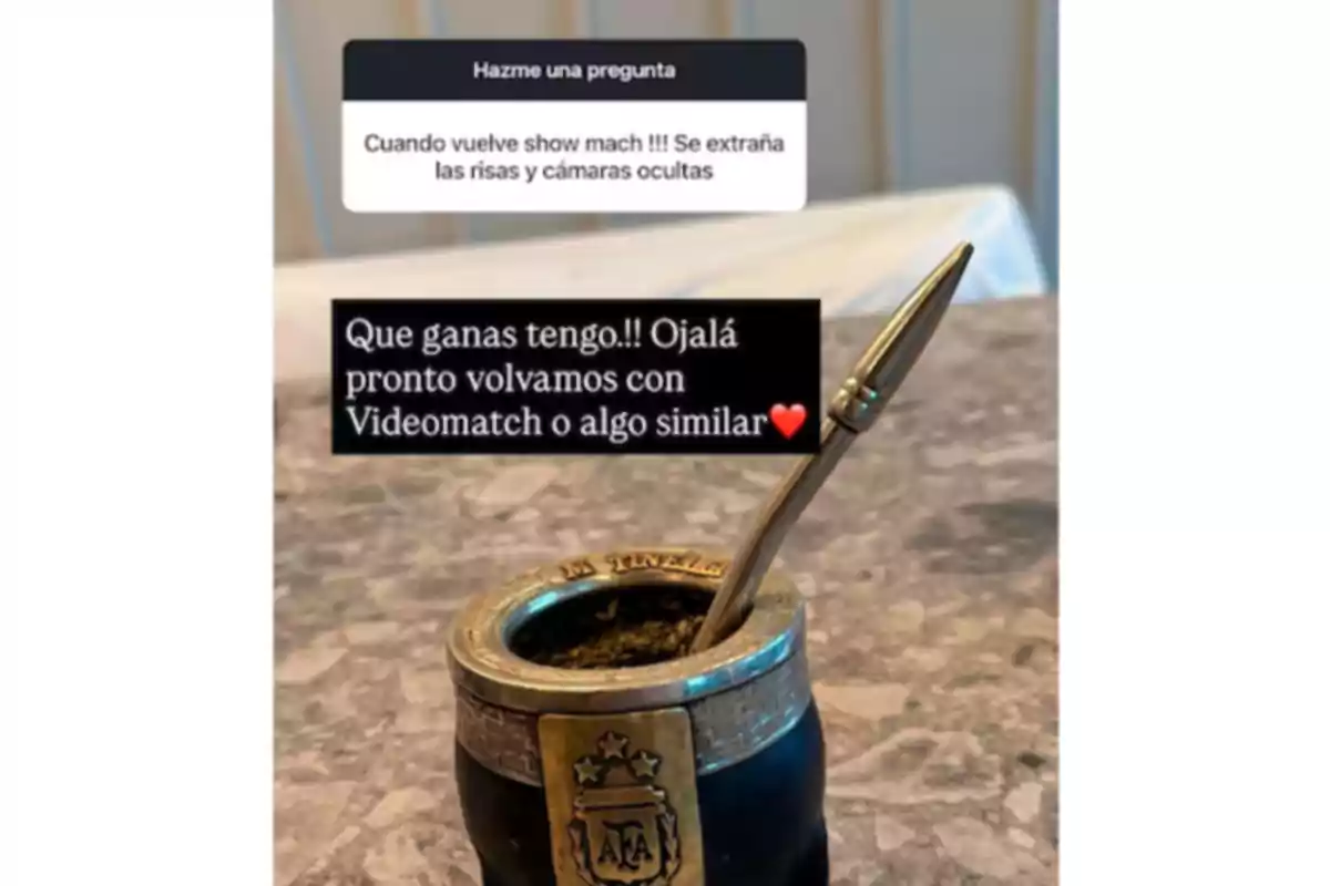 Image of a mate with the AFA crest on a table, accompanied by a straw and texts about the nostalgia for the return of Showmatch or Videomatch Image of a mate with the AFA crest on a table, accompanied by a straw and texts about the nostalgia for the return of Showmatch or Videomatch
