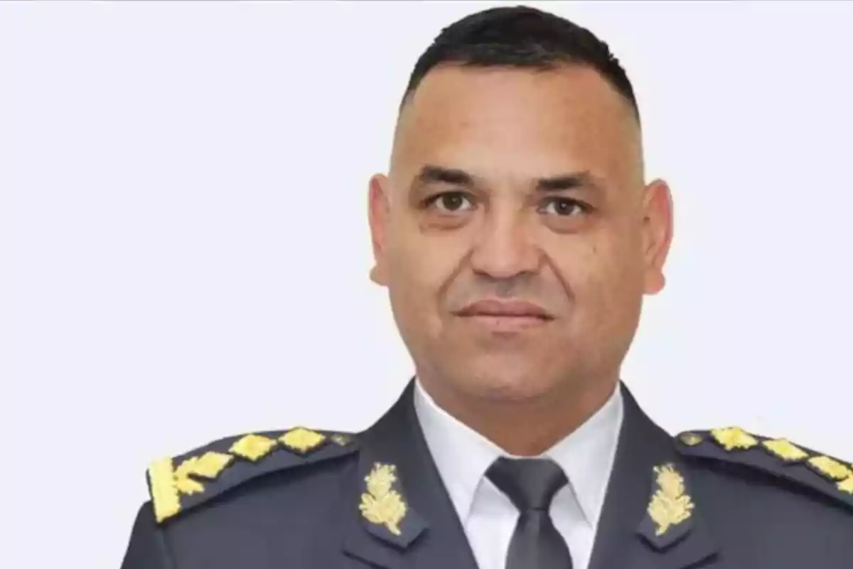 Hombre con uniforme militar de gala y fondo claro Hombre con uniforme militar de gala y fondo claro