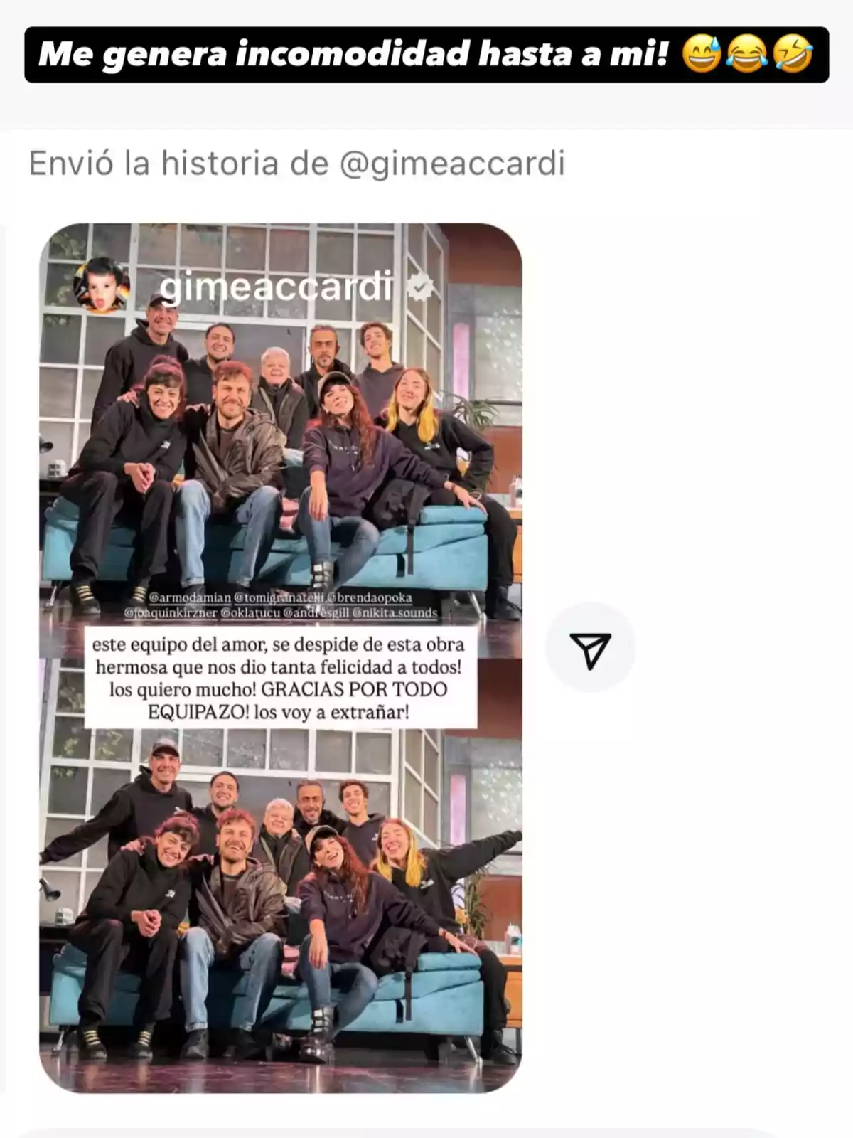 Group of people smiling while posing on a blue sofa on a set, with a farewell and thank you message for a theatrical play Group of people smiling while posing on a blue sofa on a set, with a farewell and thank you message for a theatrical play