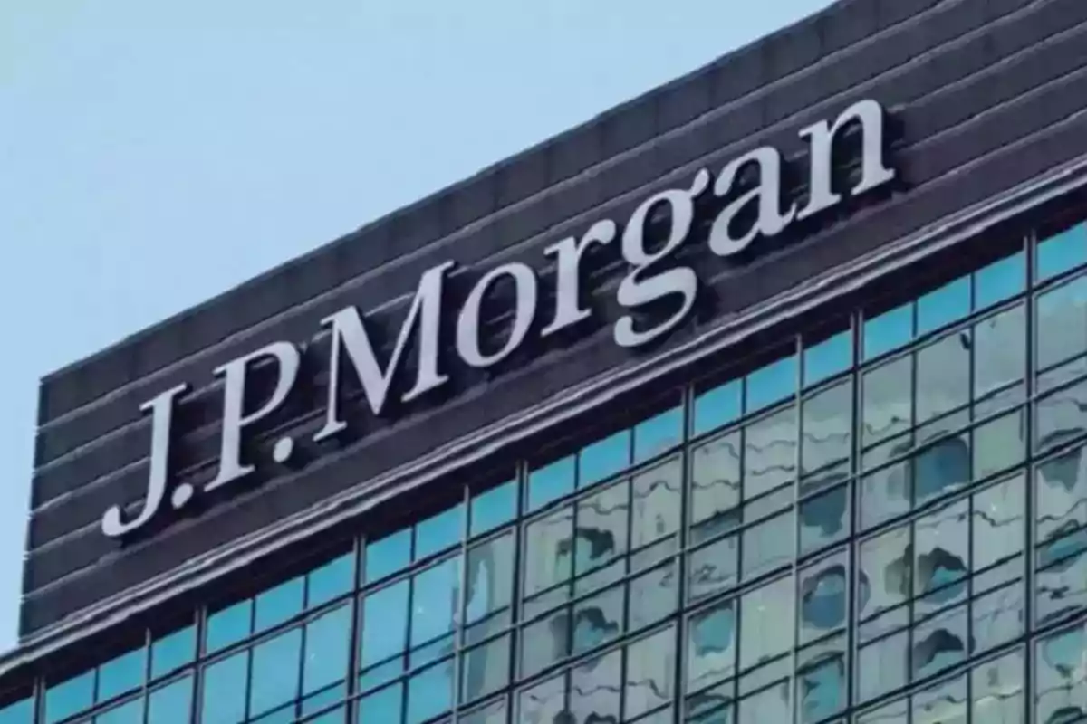 Edificio moderno con el logotipo de J.P. Morgan en la parte superior Edificio moderno con el logotipo de J.P. Morgan en la parte superior