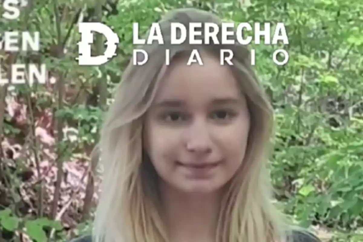 Joven de cabello rubio posando al aire libre con vegetación de fondo y el logo de La Derecha Diario en la parte superior Joven de cabello rubio posando al aire libre con vegetación de fondo y el logo de La Derecha Diario en la parte superior