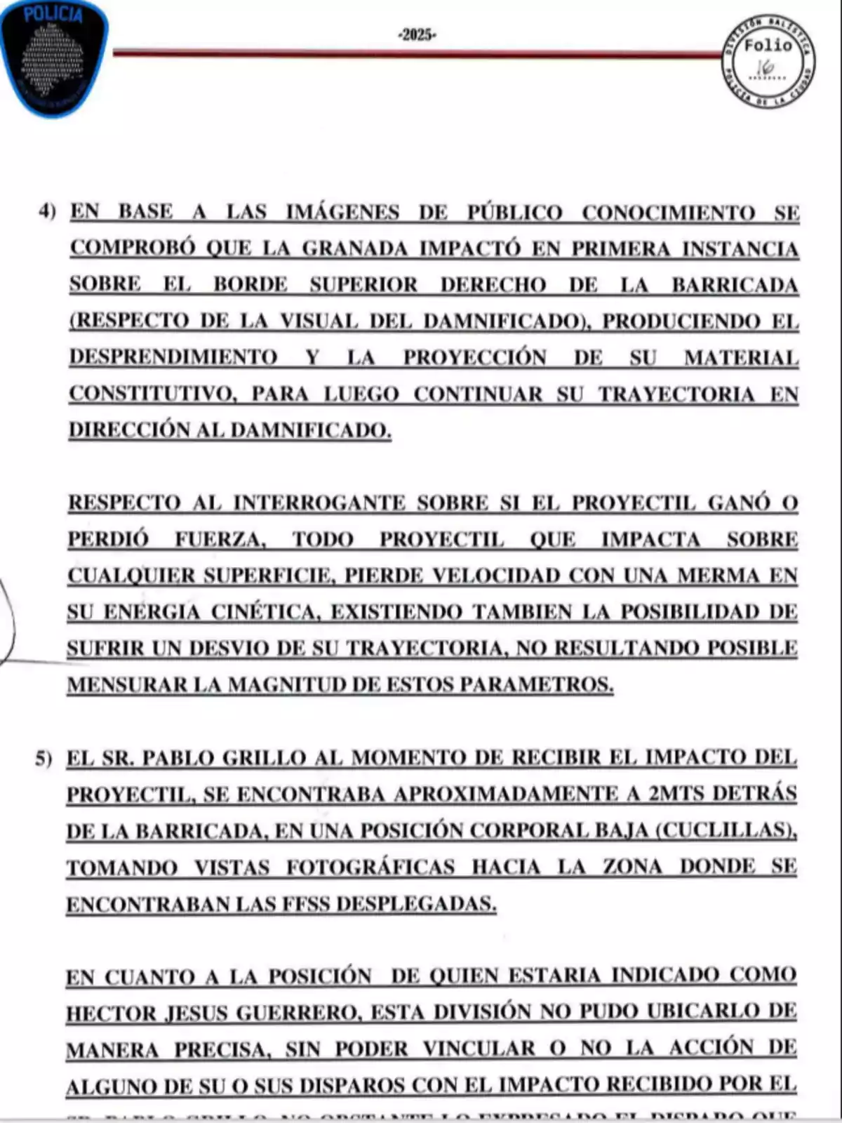 Official police document with text describing the impact of a grenade on a barricade and detailing the position of a person named Pablo Grillo at the moment of being hit by the projectile, as well as technical considerations regarding the trajectory and force of the projectile. Official police document with text describing the impact of a grenade on a barricade and detailing the position of a person named Pablo Grillo at the moment of being hit by the projectile, as well as technical considerations regarding the trajectory and force of the projectile.