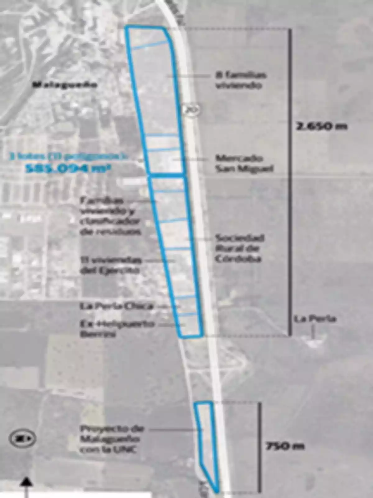 Mapa borroso que muestra un corredor de terrenos delimitados en azul junto a una carretera, con etiquetas de ubicaciones y distancias en metros Mapa borroso que muestra un corredor de terrenos delimitados en azul junto a una carretera, con etiquetas de ubicaciones y distancias en metros