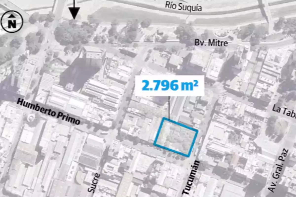 Vista aérea de un terreno de 2796 metros cuadrados delimitado en azul, ubicado entre las calles Humberto Primo, Sucre y Tucumán en una zona urbana cercana al río Suquía Vista aérea de un terreno de 2796 metros cuadrados delimitado en azul, ubicado entre las calles Humberto Primo, Sucre y Tucumán en una zona urbana cercana al río Suquía
