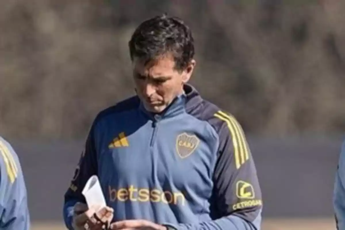 Entrenador de fútbol con ropa de Boca Juniors observando una hoja durante un entrenamiento Entrenador de fútbol con ropa de Boca Juniors observando una hoja durante un entrenamiento